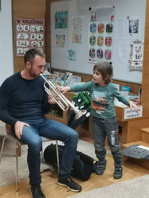 Portret Maje Kavška s trobento