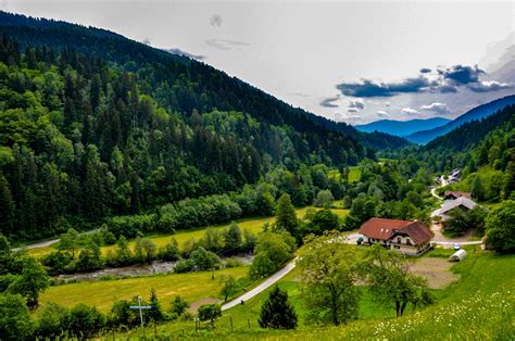 Pogled na vasico Zgornja Bela s planinsko kočo