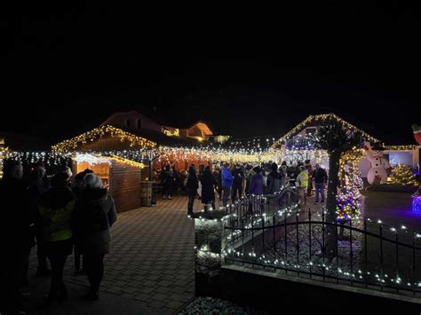 Praznično okrašen Dunaj z lučkami in stojnicami