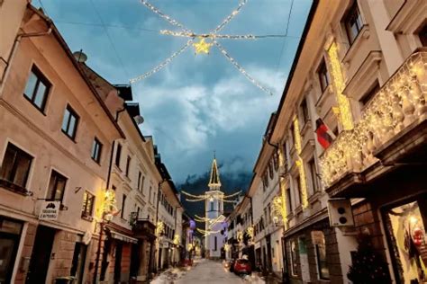 Praznična okrasitev v starem mestnem jedru Bratislave