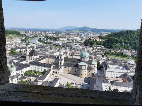 Grad Hohensalzburg s pogledom na mesto
