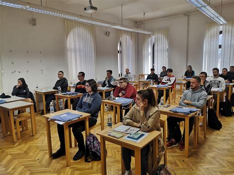Študentska klop s knjigami na Fakulteti za turizem