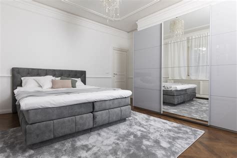 Notranjost elegantno urejene sobe