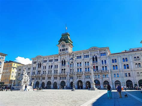 Panoramski pogled na Piazza Unità d'Italia v Trstu