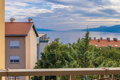 Slika mestnega trga v Petrinji s pogledom na kamero