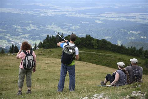 Pohodniki v gorah v različnih vremenskih pogojih