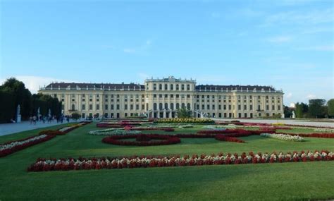 Palača Schönbrunn okrašena za božič
