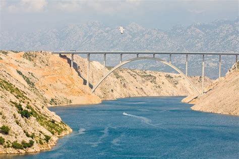 Krški most, ki povezuje otok s celino