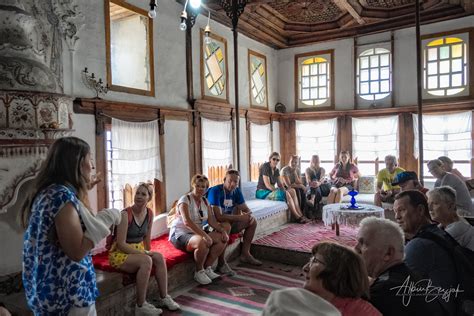 Slika ozkih, kamnitih ulic Vrbnika