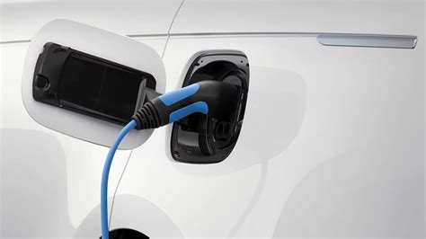 Ikona električnega avtomobila ob polnilni postaji