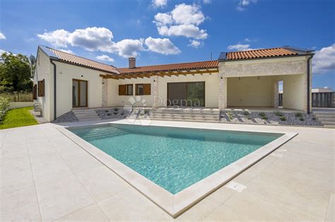 Tradicinalna kamnita hiša z bazenom v Istri