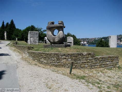 Kamnite skulpture parka Forma viva ob obali