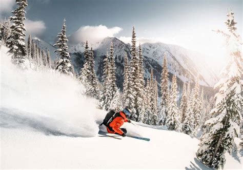 Smučarji na strmih pobočjih Kanina med smučanjem izven urejenih prog