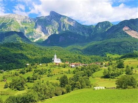 Slovenska vasica s turistično kmetijo
