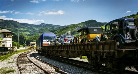 Vlak, ki vozi skozi slikovito evropsko pokrajino