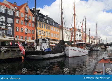 Kanal Nyhavn v Kopenhagnu s pisanimi hišami