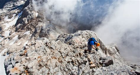 Oseba, ki hodi po pohodniški poti v gorah