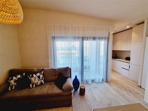 Notranjost wellness centra s pogledom na naravo.