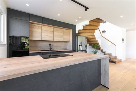 Notranjost ene od sob s poudarkom na leseni opremi.