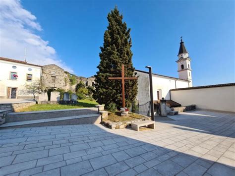 Srednjeveško istrsko mestece z beneško arhitekturo