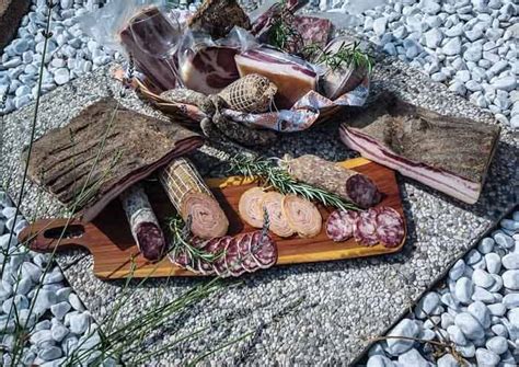 Domače mesnine na leseni deski