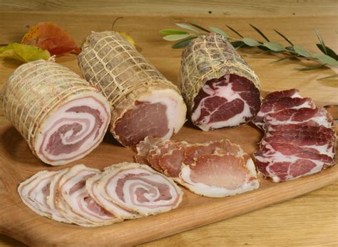 Različni suhomesnati izdelki narezani na tanke rezine