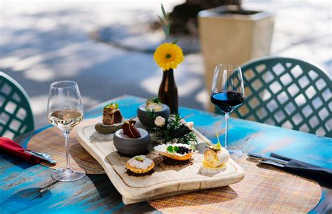 Raznoliki istrski tapasi na lesenih deskah