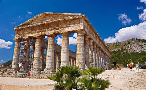 Starogrški tempelj v sončnem vzhodu
