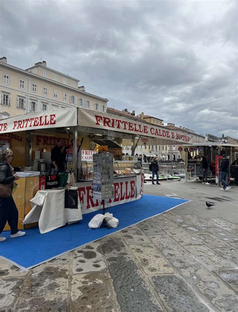 Veliki kanal v Trstu s slikovitimi hišami in mostovi