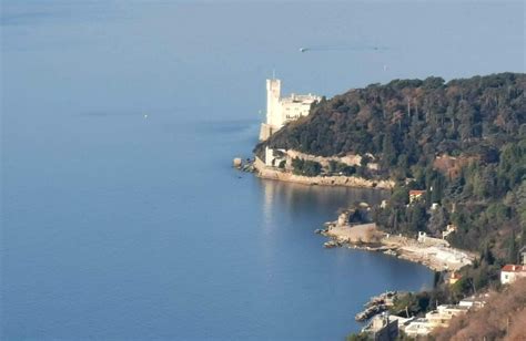 Razkošen grad Miramar na pečini nad Jadranskim morjem