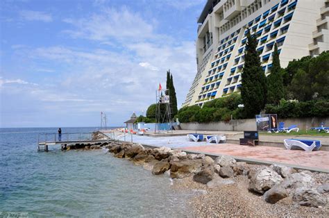 Panoramski pogled na Portorož s plažo, marinom in hoteli