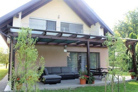 Zunanja terasa hotela Zarja s pogledom na gozd