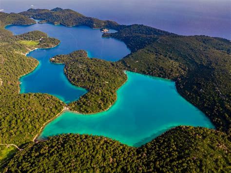 Pokrajina otoka Mljet z jezeri in gozdovi