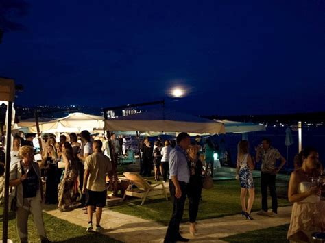 Poletni večer na plaži z lučkami