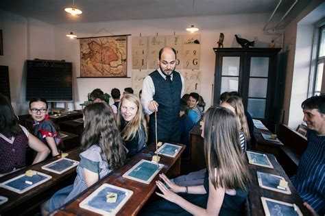 Ilustracija učencev v stari šolski klopi