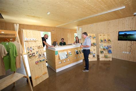 Informacijski center Cerknica z zemljevidi in katalogi