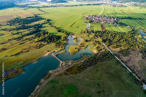 Cerkniško jezero v času polnega pretoka
