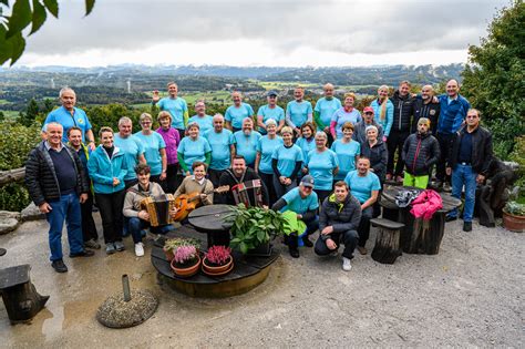 Skupina pohodnikov na razgledni točki nad Cerknico