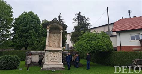 Starodavna rimska stebra pred cerkvijo na Barbani