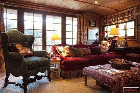 Notranjost luksuzne koče Tisa z zakurjenim kaminom