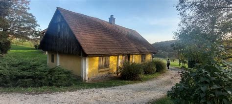 Kmečka hiša ob sončnem vzhodu