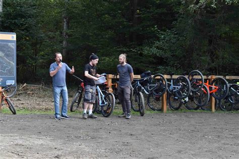 Kolesarski park s pobočjem in drevesi