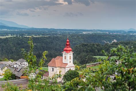 Panoramski pogled na vas Zasip z dvignjene točke