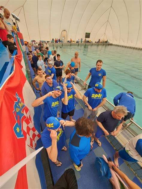 Vaterpolisti Slovenije v bazenu