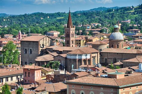 Panorama mesta Bologna z univerzo in stolpnicami