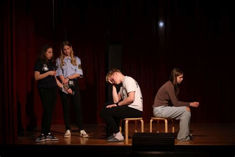 mladi igralci na odru