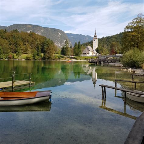 Bohinjsko jezero ob sončnem vzhodu