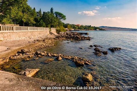 Peščeni zaliv na plaži kampa Oštro, primeren za otroke