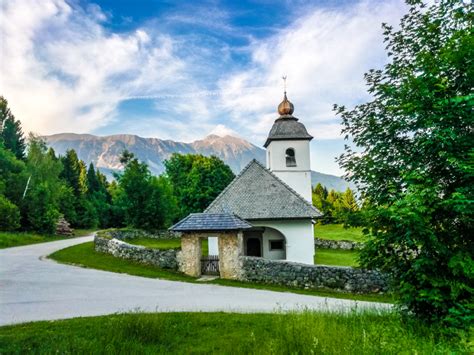 Slikovita cerkev sv. Katarine na vrhu Homa