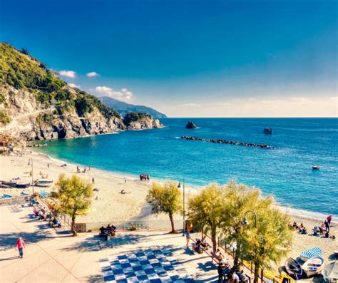 Panoramski pogled na otok Elba s turkiznim morjem